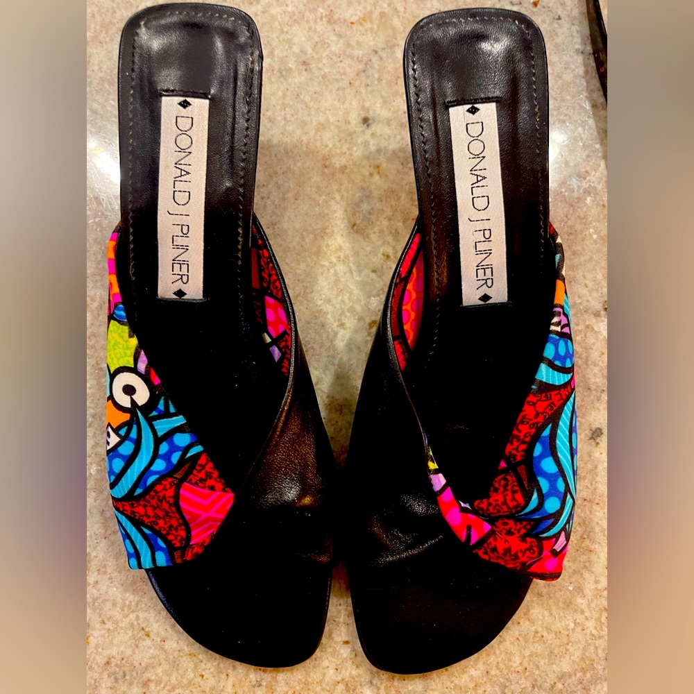 Donald Pliner mule signed by Romero Brito. Size 7.5